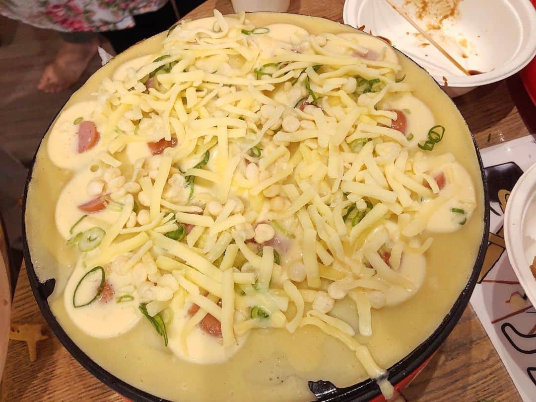 興梠友理さんのインスタグラム写真 - (興梠友理Instagram)「Takoyaki Party 🐙 @ Base Camp Tokyo ・ しばらく投稿していませんでしたが、ちゃんと生きています🙌 リハビリも順調に進んでいます✨(複数靭帯再建なのでスローペースではありますが、再断裂もなく、痛みもなく着実に進んでいます) ・ 来週は月一の診察なので、そこでRun & Jumpの許可出て欲しいなー😅 ・ さて、先週末の話ですが、BCTの常連仲間でたこ焼きパーティーがありました🥳 ・ たもりん @moffy999 との関西人コンビでひたすらたこ焼き焼きまくったー‼️😆1時間以上ひたすら焼いてたなwww ・ BCTにはちょくちょく顔は出してるけど(見学のみ)、みんな勢揃いで会えて楽しかったな💕 ・ #bouldering #climbing #basecamptokyo #ベースキャンプ東京 #クライミング #ボルダリング #たこ焼き #たこ焼きパーティー #タコパ」6月16日 22時42分 - yuri_rogi