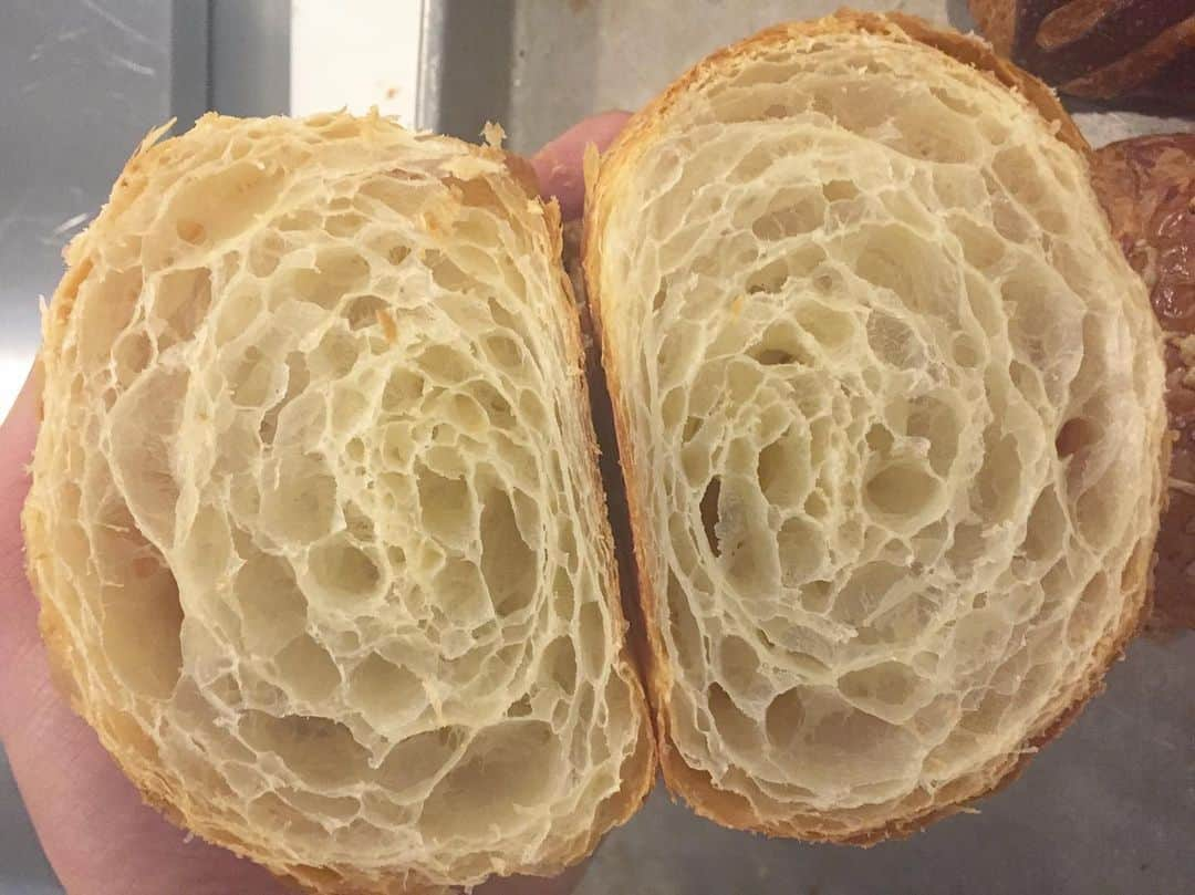 DOMINIQUE ANSEL BAKERYさんのインスタグラム写真 - (DOMINIQUE ANSEL BAKERYInstagram)「Morning! Sunday croissant cross section test 👌#🥐」6月16日 22時43分 - dominiqueansel