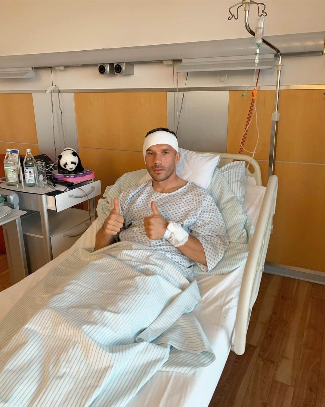 ルーカス・ポドルスキさんのインスタグラム写真 - (ルーカス・ポドルスキInstagram)「Hey everyone, I just wanted to give you a brief update. I’ve successfully concluded an operation and now the recovery will take time. I hope to be better soon! Don’t forget, I am always a fighter! 🤕💪🏻 Thanks to the amazing team around doctor Simon Preuß. Greetings - Your Lukas  #comebackstronger #staystrong #nevergiveup #poldi」6月16日 22時44分 - lukaspodolski