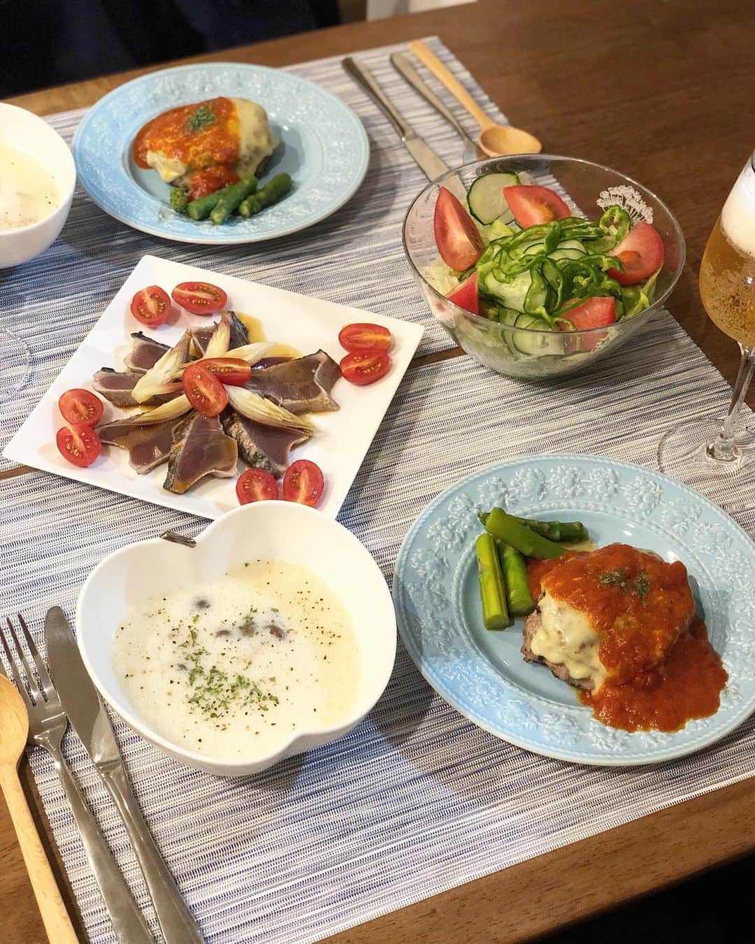小野恵美のインスタグラム：「本日は、 ＊トマトチーズハンバーグ ＊カツオのタタキ ＊豆乳スープ ＊サラダ  昨日主人が結婚式の引出物でいただいたWEDGEWOODの青いお皿を早速使わせていただきました🍽🕊 お皿嬉しい☺️💐 #おうちごはん #晩ご飯 #夜ご飯 #ハンバーグ #ふたりごはん #トマトチーズハンバーグ #料理 #cooking #dinner #夫婦 #休日」
