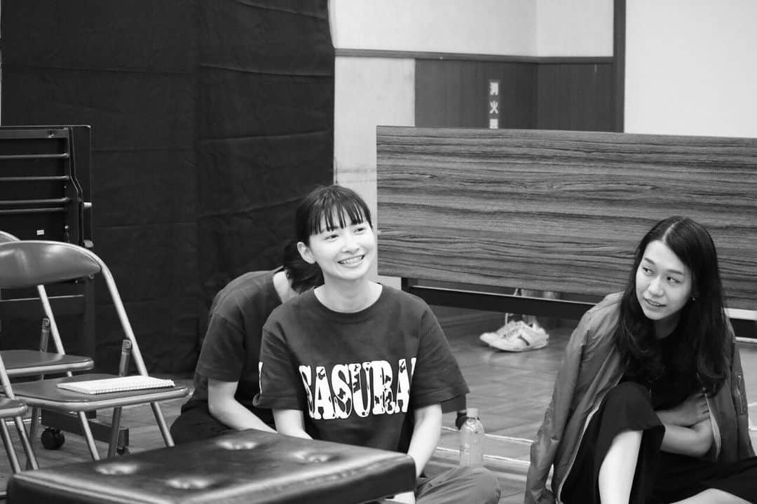 大西沙紀のインスタグラム：「劇団 藤村聖子  第3回公演『かまってちゃん、と』  チケット予約状況です。  6月20日(木)19時▲ 6月21日(金)14時  19時△ 6月22日(土)14時△19時△ 6月23日(日)13時  17時 ▲残り5席以下 △残り僅か  初日売り切れ間近です。 ぜひ早めのご予約を！  稽古も残り2日になりました。 もう一度気を引き締めて、残り2日、自分と作品と向き合いたいと思います。」
