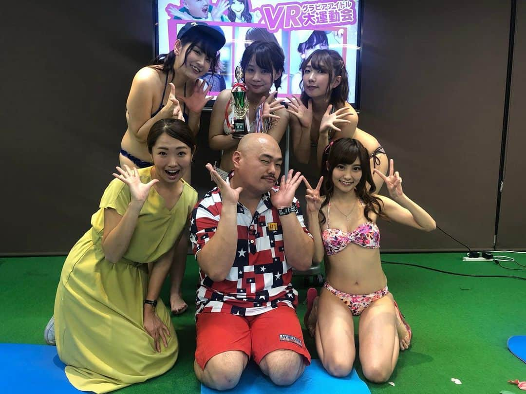 クロちゃんさんのインスタグラム写真 - (クロちゃんInstagram)「【VRグラビアアイドル大運動会〜体育教師クロちゃんのマル秘アングルもあるよ〜】 参加して下さったみなさんありがとうだったしんよー！ 体育教師なのにクロちゃんケツバットされるとかなんなのぉー(；ω；) 感動もたくさんありがとう！  #霜月めあ #真奈 #吉田実紀 #花咲れあ #東塚菜実子 #クロちゃん」6月16日 22時55分 - kurochandesuwawa