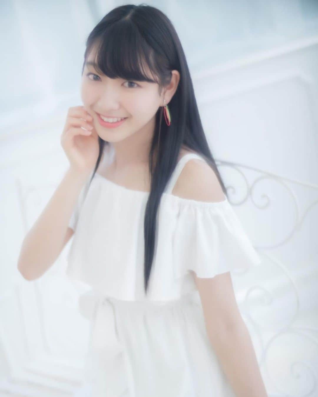 髙橋莉瑚のインスタグラム：「今日の撮影です😃 可愛いスタジオでした🎀 早速UP🎶 📷 @gai_photo さん😊！いつもありがとうございます✨ #カメラマンさんありがとう  #バービールーム #白ワンピース  #撮影  #RIKORIN #JKモデル #高校1年生  #ファッションモデル #撮影モデル  #model  #キラドリ5期読モ  #キラドリ  @kiradori_com  #17Live 🔎RIKORIN 🌻 #mysta 🔎りこりん  #カープ女子 🎏 #カープファンと繋がりたい  #広島行きます 🌞夏休み行くよ🍉🎶 #プラチナム #プラチナムプロダクション #follow」