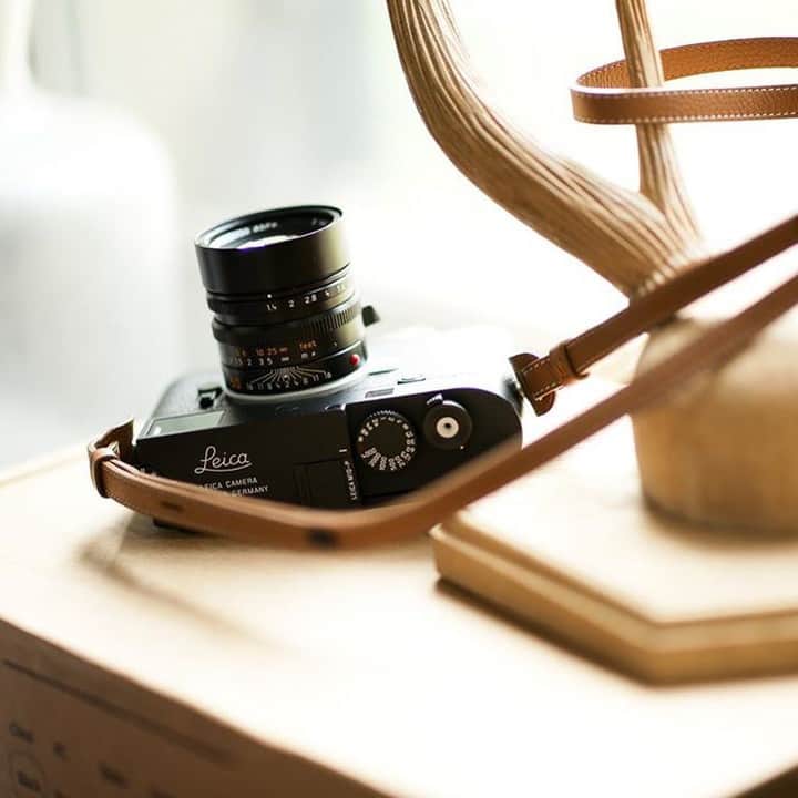 のインスタグラム：「With no red dot and the quietest shutter sound of any Leica M camera, the Leica M10-P sets a new standard in discreetness. Spotted here by @dera.gclass with a Summilux-M f1.4 50mm lens. Discover the Leica M10 for yourself via the bio link.  #🔴📷 #LeicaM10 #LeicaM10P #leica #leicacamera #leicaphotography #leica_world #cameraporn #leicaporn #leica_club #leicalove #streetphotography #professionalphotography」