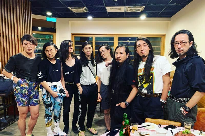 Shun さんのインスタグラム写真 - (Shun Instagram)「【FIRE EX. x BRAHMAN x TOTALFAT in 台湾】 ・ ・ 台湾ライブ２本、４日間ずーっと気持ちが燃えてた🔥 ・ ・ FIRE EX. のボーカルSamが「TOTALFATのアルバムの台湾版を出して一緒にライブをやろう！」という提案をくれて、アイデア出し合って実現できたリリースとショートツアー。充実感に満ちていた。感謝！ ・ ・ ホームのFIRE EX. お客さん全員がどの曲もフルコーラスでシンガロング。台湾のヒーローの真価を垣間見た。感動😂🤘🏻✨ ・ そして、台湾で観るBRAHMAN、尋常じゃないパワーだった。刺激ぱネェす🙏🏼🙏🏼 ・ ・ 現在進行形で起きている中華圏での問題や情勢のリアルを体験して、もっといろいろ調べて考えてみようと思った。タイミングも含めて、収穫の多い台湾ショートにツアー2019、完結！ ・ ・ Thank you so much for having us so kindly @fireex_official !! See you soon in both of our countries 🇯🇵🇹🇼✨ ・ ・ #fireex #brahman #totalfat」6月16日 23時00分 - totalfat.shun