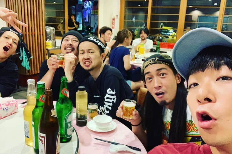 Shun さんのインスタグラム写真 - (Shun Instagram)「【FIRE EX. x BRAHMAN x TOTALFAT in 台湾】 ・ ・ 台湾ライブ２本、４日間ずーっと気持ちが燃えてた🔥 ・ ・ FIRE EX. のボーカルSamが「TOTALFATのアルバムの台湾版を出して一緒にライブをやろう！」という提案をくれて、アイデア出し合って実現できたリリースとショートツアー。充実感に満ちていた。感謝！ ・ ・ ホームのFIRE EX. お客さん全員がどの曲もフルコーラスでシンガロング。台湾のヒーローの真価を垣間見た。感動😂🤘🏻✨ ・ そして、台湾で観るBRAHMAN、尋常じゃないパワーだった。刺激ぱネェす🙏🏼🙏🏼 ・ ・ 現在進行形で起きている中華圏での問題や情勢のリアルを体験して、もっといろいろ調べて考えてみようと思った。タイミングも含めて、収穫の多い台湾ショートにツアー2019、完結！ ・ ・ Thank you so much for having us so kindly @fireex_official !! See you soon in both of our countries 🇯🇵🇹🇼✨ ・ ・ #fireex #brahman #totalfat」6月16日 23時00分 - totalfat.shun