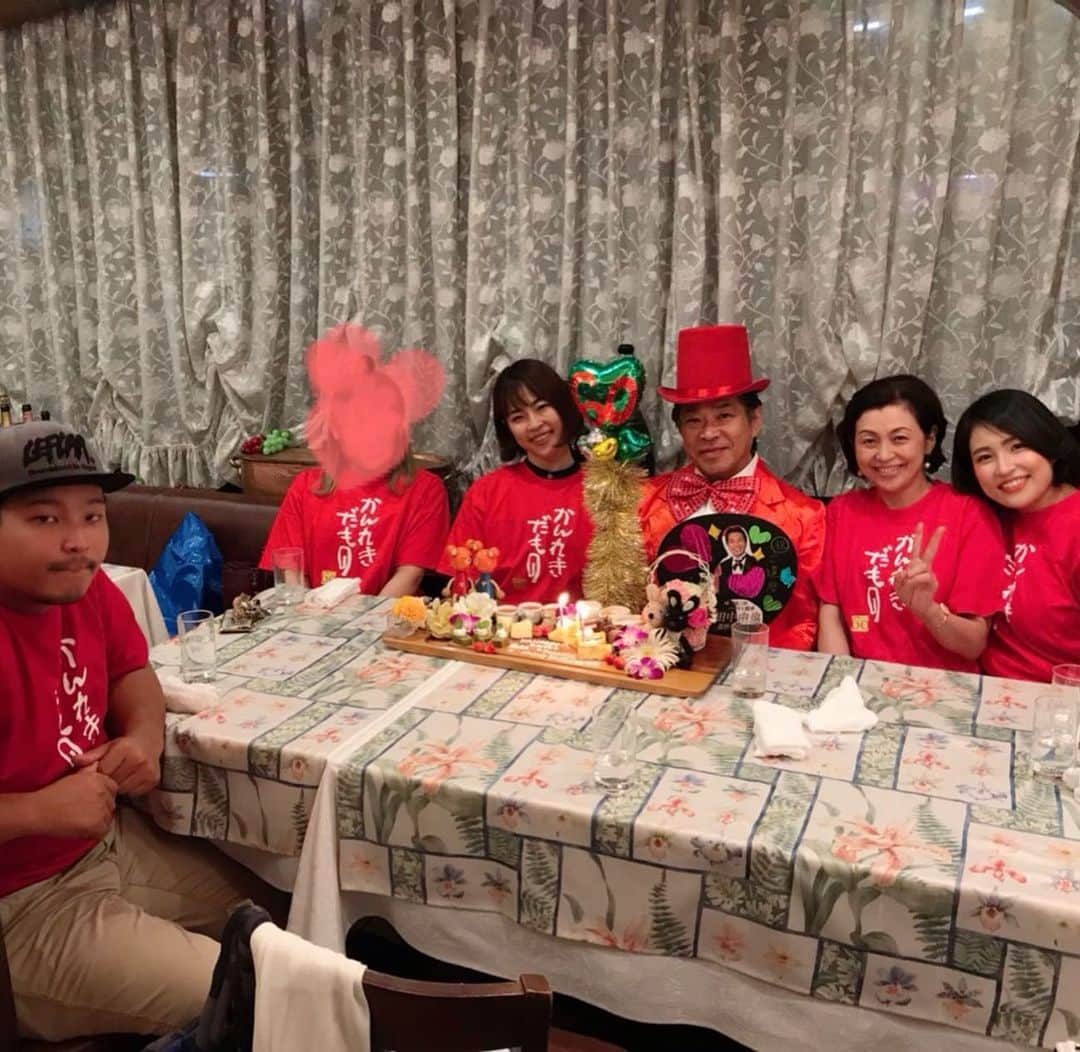 亜聖樹さんのインスタグラム写真 - (亜聖樹Instagram)「父の還暦祝い&父の日&弟の誕生日会🎊🎉 赤いちゃんちゃんこイヤとの事だったので、赤燕尾でw  #ただのペテン師w #還暦 #父の日 #誕生日」6月16日 23時00分 - akkyontanaka