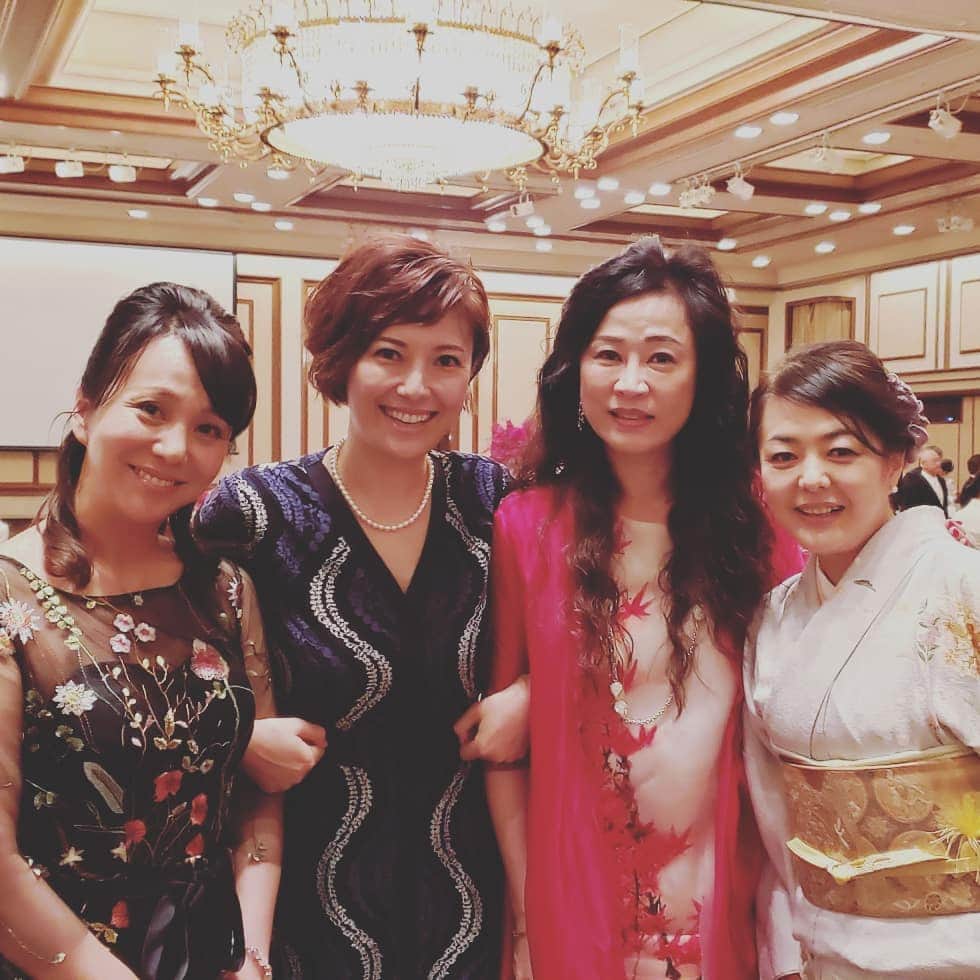 梅田陽子さんのインスタグラム写真 - (梅田陽子Instagram)「お世話になっているご家族のお嬢様の結婚式。馴染みの大好きなお仲間の皆さんと楽しくあったかい時間を過ごせました。ご縁に感謝😉結婚式ってやっぱりいいですよ。私も夫や家族に感謝の気持ちがわいてきます。  バージンロードを歩く新婦パパのカチカチの表情をみていたら、私の父を思い出し、かぶりまして、自然と涙が出ました。 うちの父も血の気がひくほど緊張し、オロオロしていたことを思い出します(笑)。 . #帝国ホテル#日比谷#有楽町#東京#tokyo#imperialhotel #結婚式#wedding#披露宴#司会#mc#アナウンサー#みんなでお祝い#日本#台湾#japan#taiwan#台湾大好き#れいかさんとW司会#ゆうやくんなっちゃん幸せにね#帝国ホテルさんありがとうございます#梅田陽子#７月で私も結婚して丸10年」6月16日 23時02分 - yokoumeda
