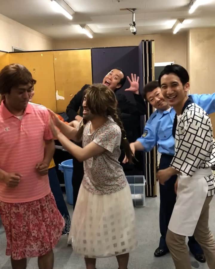 のインスタグラム：「【 #今日のムビート 】  昨日今日と、奈良健康ランドでリーダーで新喜劇させていただきました😊 というわけで恒例の、出演者でムビート🔥 たくさん笑っていただき、幸せでした😭  火曜日からは西梅田劇場で新喜劇に出演します！ 清水けんじリーダー週です、是非😊  #ムビート #iPhone #アプリ#動画 #音楽 #動画映え #自撮り #セルフィー #インスタ映え #ムービージェニック #編集 #加工 #簡単 #動画編集 #動画編集アプリ #おもしろ #ゴージャス #Instagram #TikTok #でも使えるよ #吉本新喜劇 #新喜劇 #よしもと新喜劇 #fm802 #奈良健康ランド」