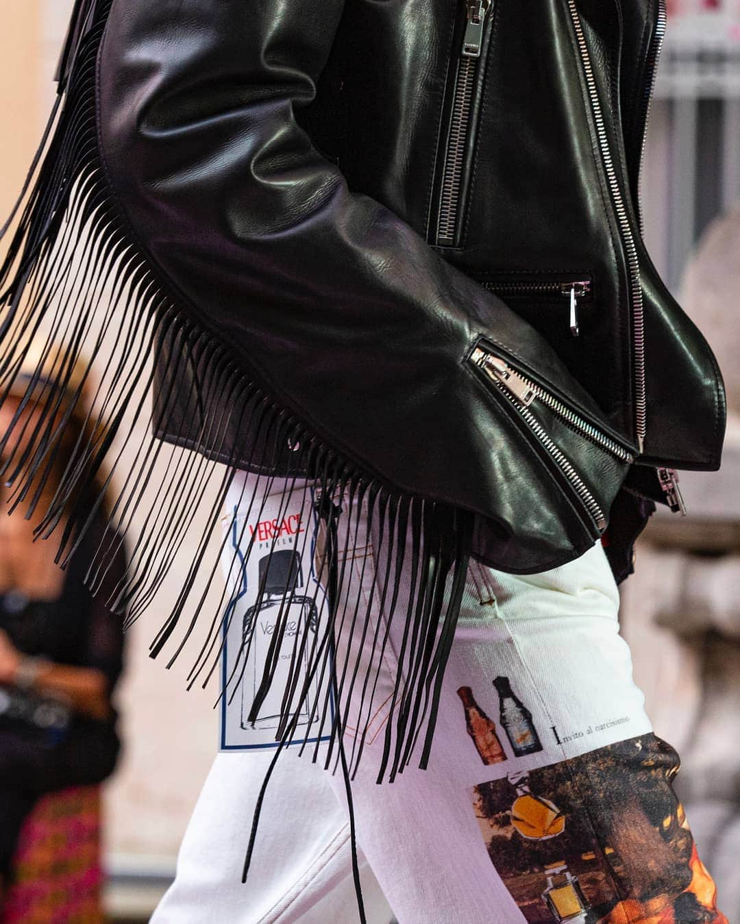 ジャンニヴェルサーチさんのインスタグラム写真 - (ジャンニヴェルサーチInstagram)「Fringed leather jackets are paired with denim featuring printed emblematic Versace fragrances on the #MFW runway. Discover more #VersaceSS20 details through the link in bio.」6月16日 23時03分 - versace