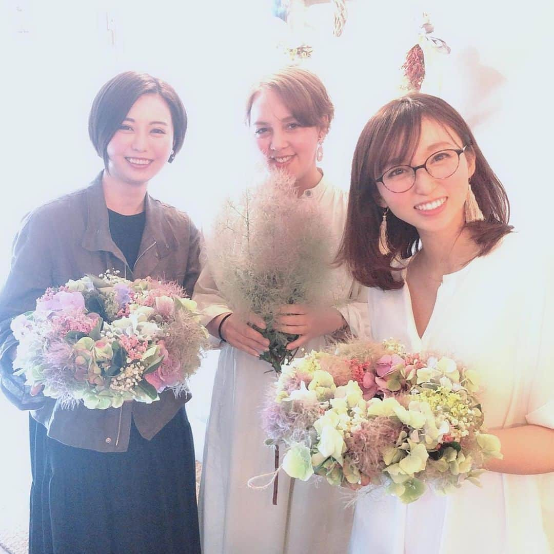 瀧口友里奈さんのインスタグラム写真 - (瀧口友里奈Instagram)「・ 恒例のflower lesson💐に 吉木ちゃん @risayoshiki0727 と☺️ ・ 紫陽花とスモークツリーのリースを作りました。 ・ スモークツリーのふわふわと幻想的な色彩にうっとり🤤🦄 （写真4枚目） ・ いつも知らないお花との出逢いをくれる まりあさん🤤@marimariamonday」6月16日 23時08分 - yurinatakiguchi