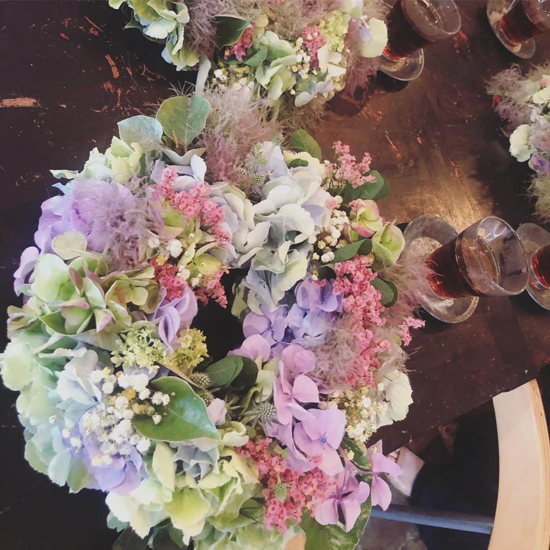 瀧口友里奈さんのインスタグラム写真 - (瀧口友里奈Instagram)「・ 恒例のflower lesson💐に 吉木ちゃん @risayoshiki0727 と☺️ ・ 紫陽花とスモークツリーのリースを作りました。 ・ スモークツリーのふわふわと幻想的な色彩にうっとり🤤🦄 （写真4枚目） ・ いつも知らないお花との出逢いをくれる まりあさん🤤@marimariamonday」6月16日 23時08分 - yurinatakiguchi