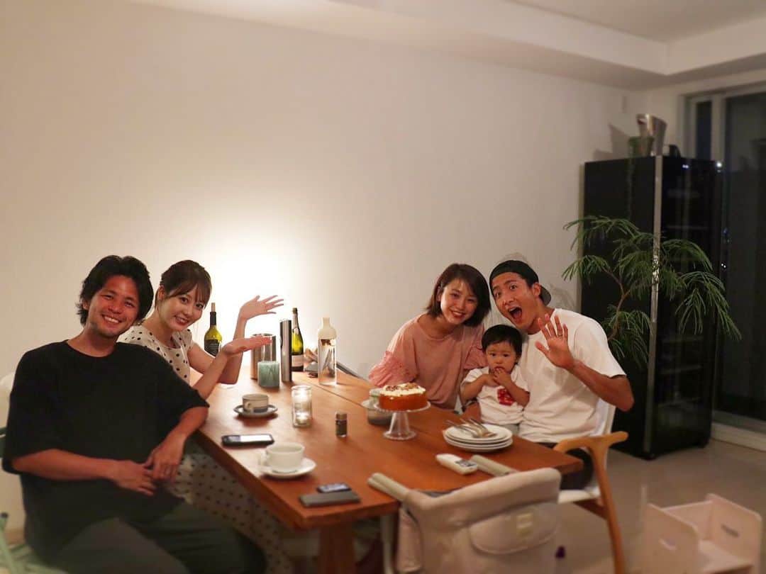 都倉賢のインスタグラム：「病室でなく無事に自宅で33歳の誕生日を迎える事が出来ました㊗️🎊 まさかの石井ちゃん夫婦がサプライズで誕生日を祝いに来てくれました！本当に毎回毎回ありがとうね🙏🙏🙏 マジでサプライズにひっかかったわー！  今回は父の日と誕生日が重なり、産んでもらった親に、そして産まれてきてくれた娘に感謝するそんな1日となりました😊  これからもそんな感謝の気持ちを大切に家族で力を合わせて頑張っていくぞー💪💪💪 #返り咲きカウントダウン」