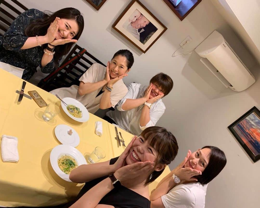 杉本美香さんのインスタグラム写真 - (杉本美香Instagram)「・ 貴重な時間⭐️ このメンバーが集まれるのは奇跡🤩 ・ バレーボール🏐 大山加奈ちゃん 競泳🏊‍♀️ 山口美咲ちゃん 星奈津美ちゃん 飛び込み🤸🏻‍♂️ 中川真依ちゃん ・ こういう時間で学ぶことがあるので、他競技の仲間との時間は貴重😊🎈 ・ @akio_134  さんからのトウモロコシおすそ分け🌽 みんな喜んでくれてました😊 ・ 加奈ちゃんお土産ありがとう♡ ・ #アスリート女子 #オリンピアン女子 #他競技仲間 #年齢違えど仲間 #また開催しよう #笑顔 #smile😊」6月16日 23時19分 - mika__sugimoto