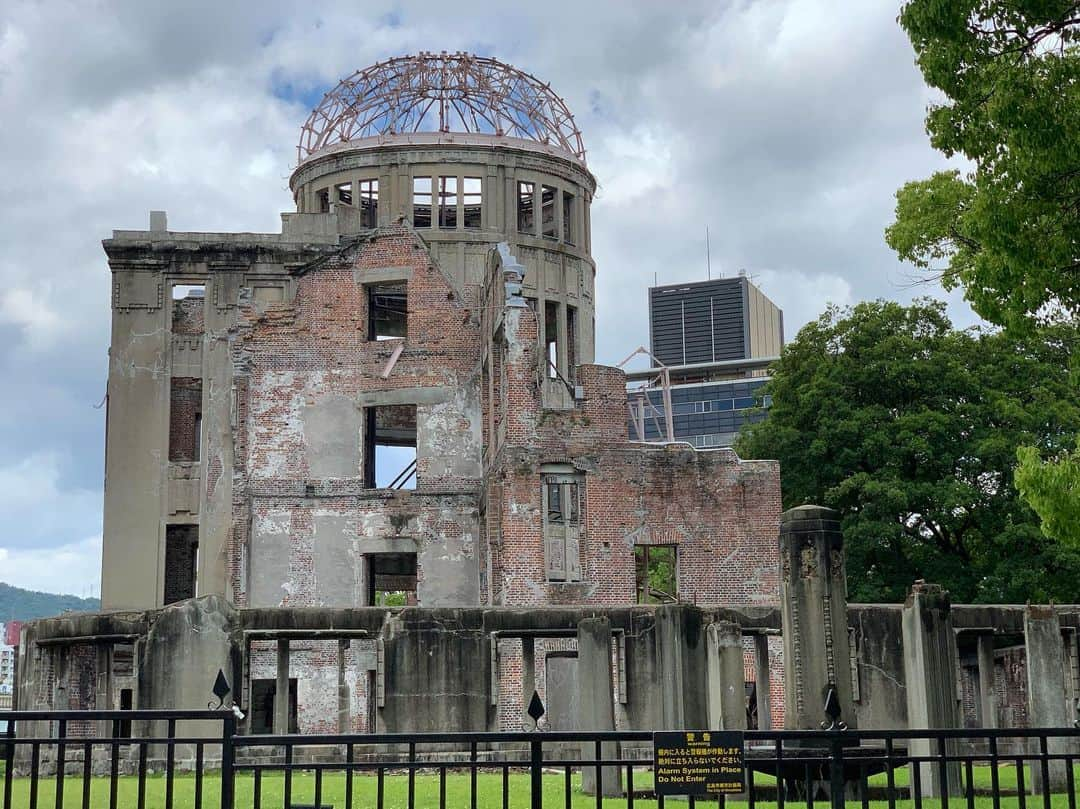 古川いおりさんのインスタグラム写真 - (古川いおりInstagram)「昨日と今日は お母さんと2人で広島旅してきました✨ 晴れてる厳島神社も素敵だけど 雨の日の厳島神社も幻想的で素敵でした☺️ あと初めて原爆ドームにも行けた。 行けて本当に良かった。。。 #広島旅行 #厳島神社 #原爆ドーム」6月16日 23時21分 - kogawaiori