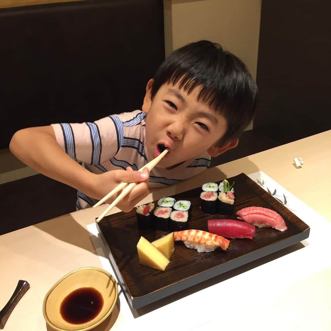 葵さんのインスタグラム写真 - (葵Instagram)「今夜は横浜駅西口にある、七海さんでディナー❣️ おまかせ握りコース 12000円を堪能❤️ 握り寿司やつまみが交互に出てきます。 息子はお子様プレートを作っていただきました!‼︎ 詳しくは食べログにて➡︎ https://tabelog.com/kanagawa/A1401/A140101/14072347/  極上な握りをいただけるのでおすすめです！ぜひみなさんもお寿司が食べたくなったら七海へ❣️ #七海#握り寿司#横浜駅#横浜西口#高級寿司#寿司屋#おまかせコース#ディナー#食べログ」6月16日 23時21分 - dolphin_coconut