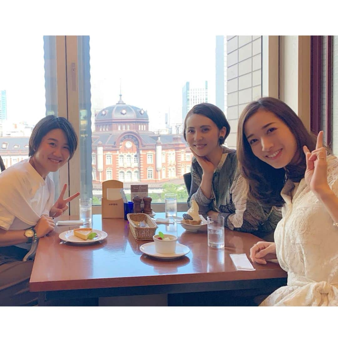 伶美うららさんのインスタグラム写真 - (伶美うららInstagram)「東京駅にてランチ&カフェ 久しぶりにきたさんと、あんなさんとお会いしました♡ . 話も盛り上がり、アプリで遊んだりと、東京駅をバックに大笑いをしながら、久しぶりに涙が出るほど笑いました。 . 偶然に大さんともお会いして、とても楽しい時間でした♪ お天気のいい一日でした♡ . #東京駅 #緒月遠麻 さん #風馬翔 さん #おしゃれランチ #鳳翔大 さん #アプリで子供に」6月16日 23時23分 - urara_reimi