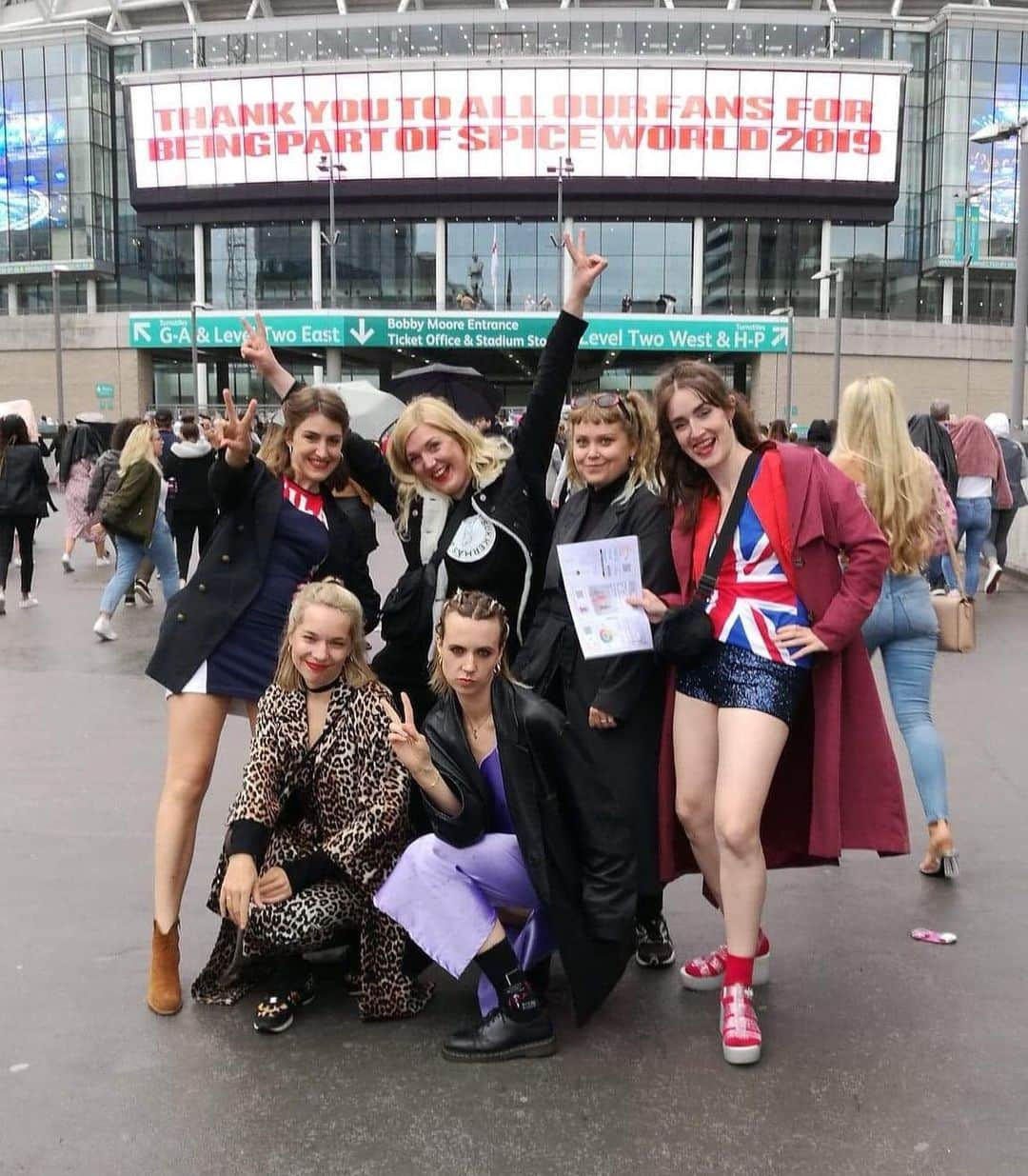 MOさんのインスタグラム写真 - (MOInstagram)「Last night I made a visit to my past with these fine gals. I got to see @spicegirls which was a long lost childhood dream. Well..... MATTAFAKKIN REDEMPTION 😍😍😍😭😭😭I cried the whole way through. Waking up today feeling cleansed by the force of #spiceworld #girlpower YAZ!!! 💕🌶👯‍♀️👯‍♂️👯‍♀️🌐 (and shout out Maja for taking this photo and therefore unfortunately not being in the picture but in spirit)」6月16日 23時23分 - momomoyouth