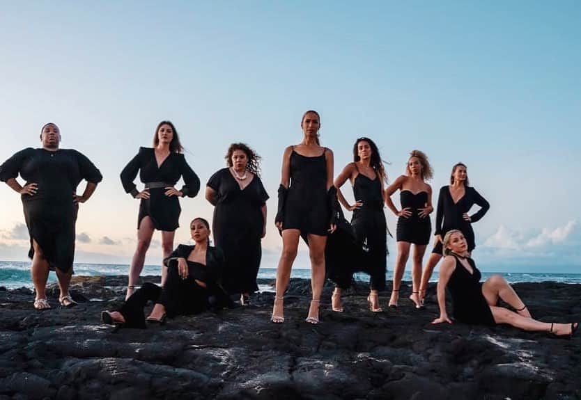 レオナ・ルイスのインスタグラム：「The lava flow that @fshualalai is currently sitting on is from 200 years ago 🌋 It’s one of the most spectacular settings on the big Island 🌸 plus the best scenery for a pic with my ladies! Thank you four seasons for giving me & my bridesmaids such a beautiful Oceanside dinner, it was a night I will never forget ✨🙏🏾✨」