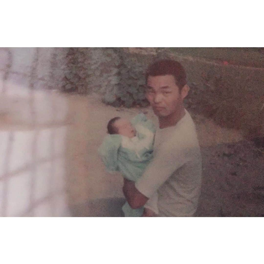 髙山和幸のインスタグラム：「父の日  今日はHAPPY FATHER’S DAY なので  アルバムをめくった！^^;似てる  僕が0歳の時と七五三の時と  なんだろう 年齢を重ねる（成長する）と，家族との写真が少なくなってきた  なんか，さびしい😢な  いろいろあるけど，母の分まで長生きしろよ！ 【親父】  The age is just a number 〜年齢はただの数字 〜 まだまだこれから  いいね、フォローお願いします^_^ #令和 #フォロー#父の日 #旅行#家族旅行#国内旅行#海外旅行#旅行大好き #わくわく#感謝#ありがとう#笑顔#出会いに感謝#一期一会 #徳積み#挑戦#予祝 #労働収入には限界がある #根拠のない思い込み #思考は現実化する#自立と依存 #原理原則#習慣#習慣の連続体 #伝えること#伝えなかったら自分の思いがなかったことになる #成功した#成功者#成功者と繋がりたい」