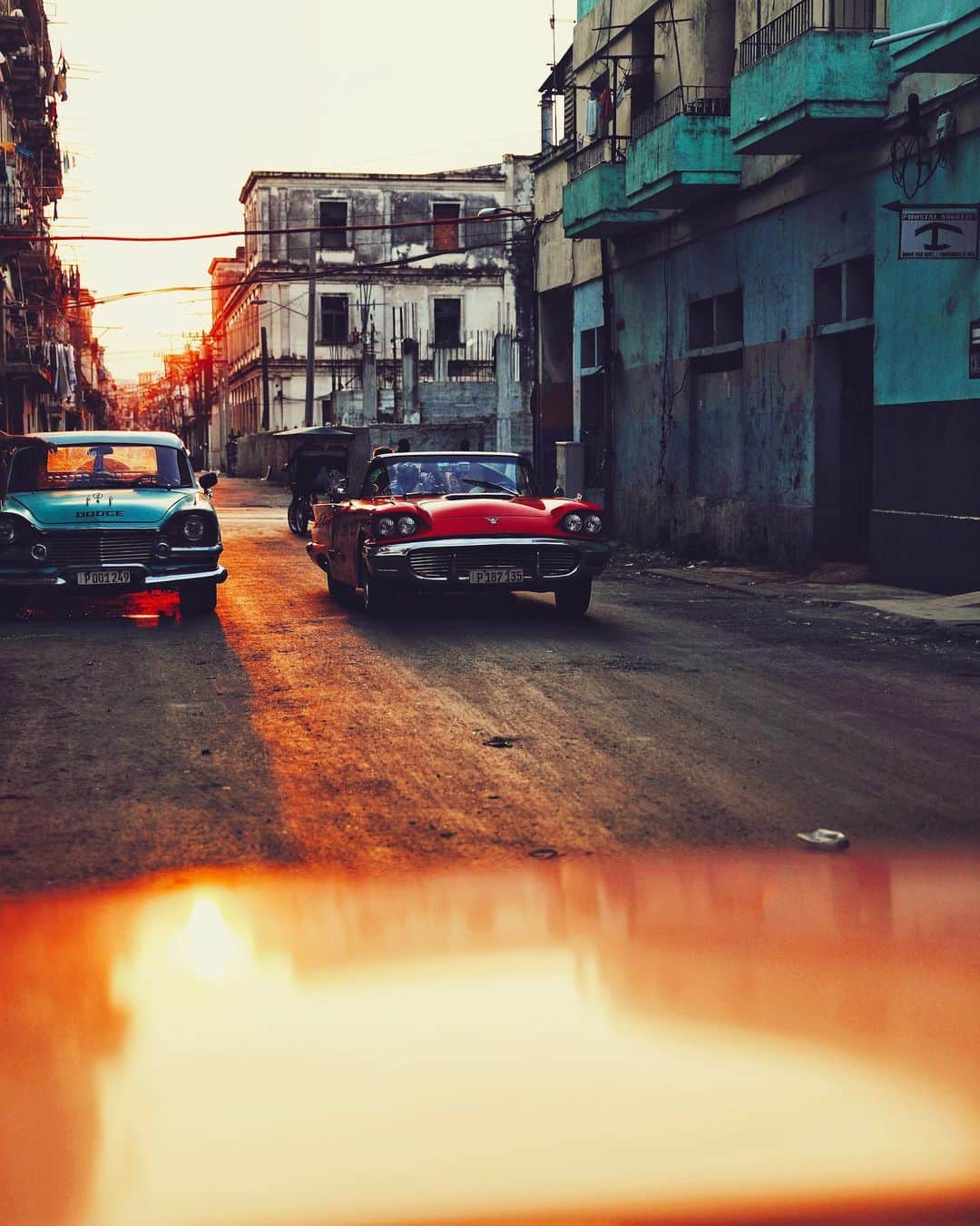 リリー＝ローズ・メロディのインスタグラム：「Vibrant streets of La Havana 🔥 // Hope you all had a colorful weekend 😘」