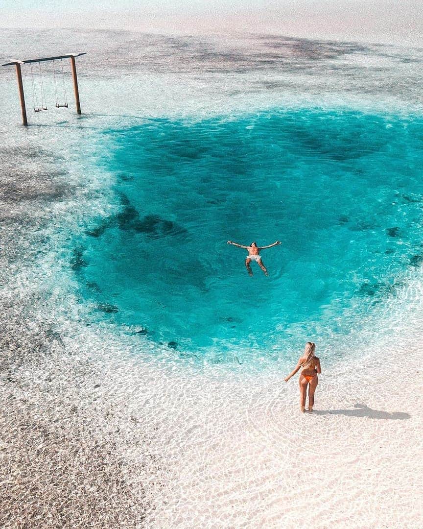 Discover Earthさんのインスタグラム写真 - (Discover EarthInstagram)「This incredible place in the Maldives is probably what paradise looks like ! Are the Maldives on your bucket list ? ☀️🇲🇻 What is your dream travel location ? Tell us bellow ! — 📍#DiscoverMaldives — 📸  Photo by @passportinonehand」6月16日 23時31分 - discoverearth
