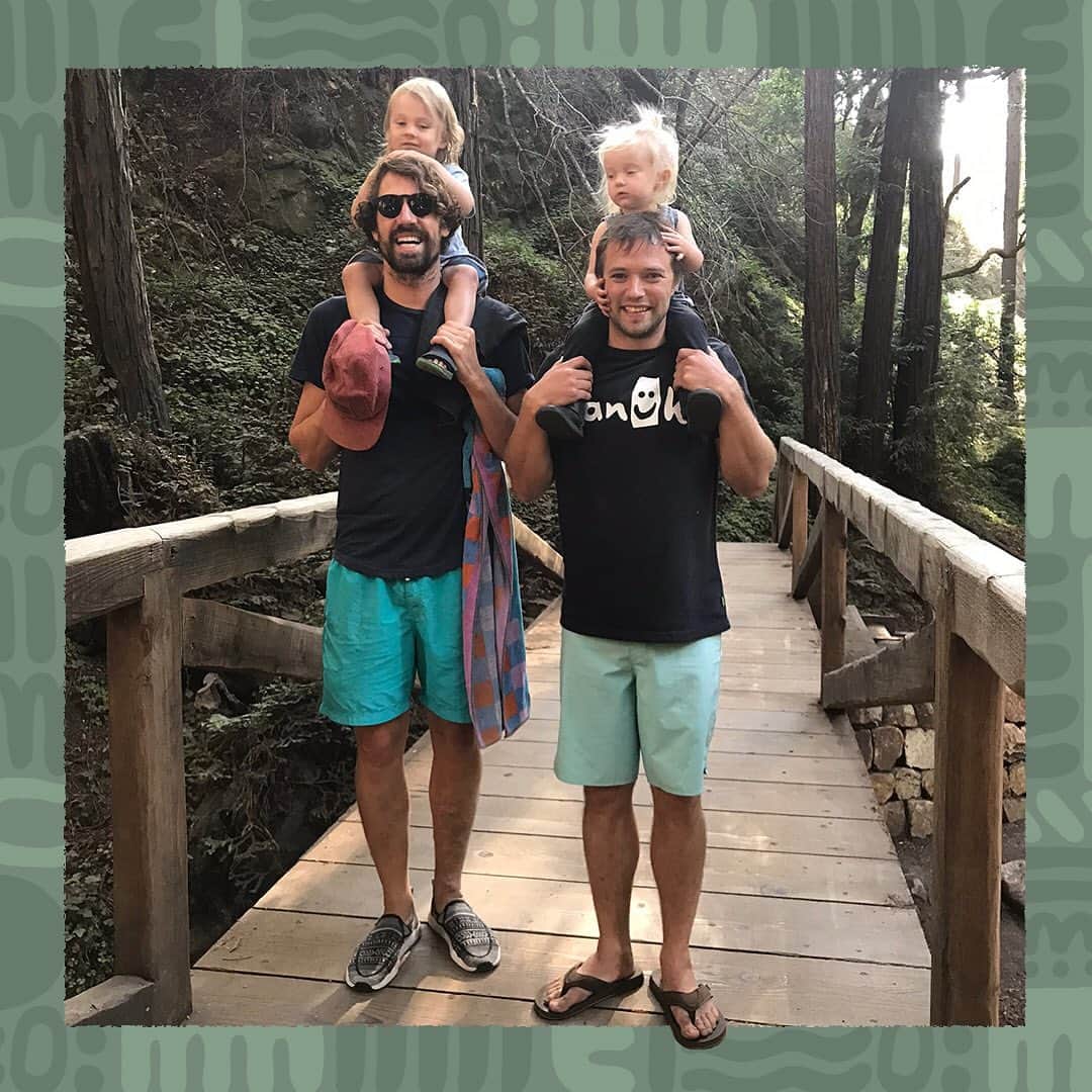 のインスタグラム：「Mountains aren’t just funny, they’re hill areas! 😂 Happy Father’s Day to all the rad dads with bad jokes. 😃 #Sanuk #SmilePassItOn」