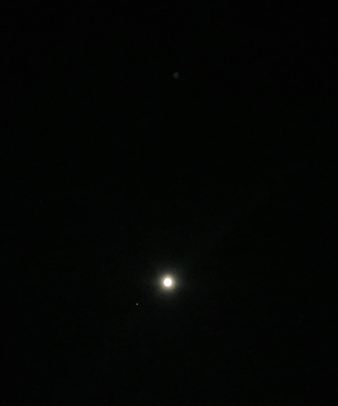 東麻美さんのインスタグラム写真 - (東麻美Instagram)「満月前夜🌕 大切なジュエリーを月光浴させながら、NY土産の🍫と🍷をもう一杯。  #fullmoon#eve #chocolate#👱🏼‍♂️trump #nyc #billevans」6月16日 23時43分 - asamihigashi