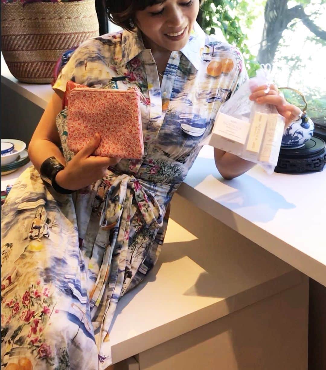 早坂香須子さんのインスタグラム写真 - (早坂香須子Instagram)「今日の丸山邸でのイベントでは、#ケイタマルヤマ 2019年春夏コレクションのワンピースを着て。  ケイタさんのお洋服は、まだ大人になりきれない頃に憧れた、”綺麗な大人のおんなのひと”に私を近づけてくれる。  私の容姿が変わった理由ではなく、 醸し出す雰囲気を変えてくれるのです。  こういうときに、身につけるものの力を感じます。  @keitamaruyama_official  @keitamaruyama」6月16日 23時42分 - kazukovalentine