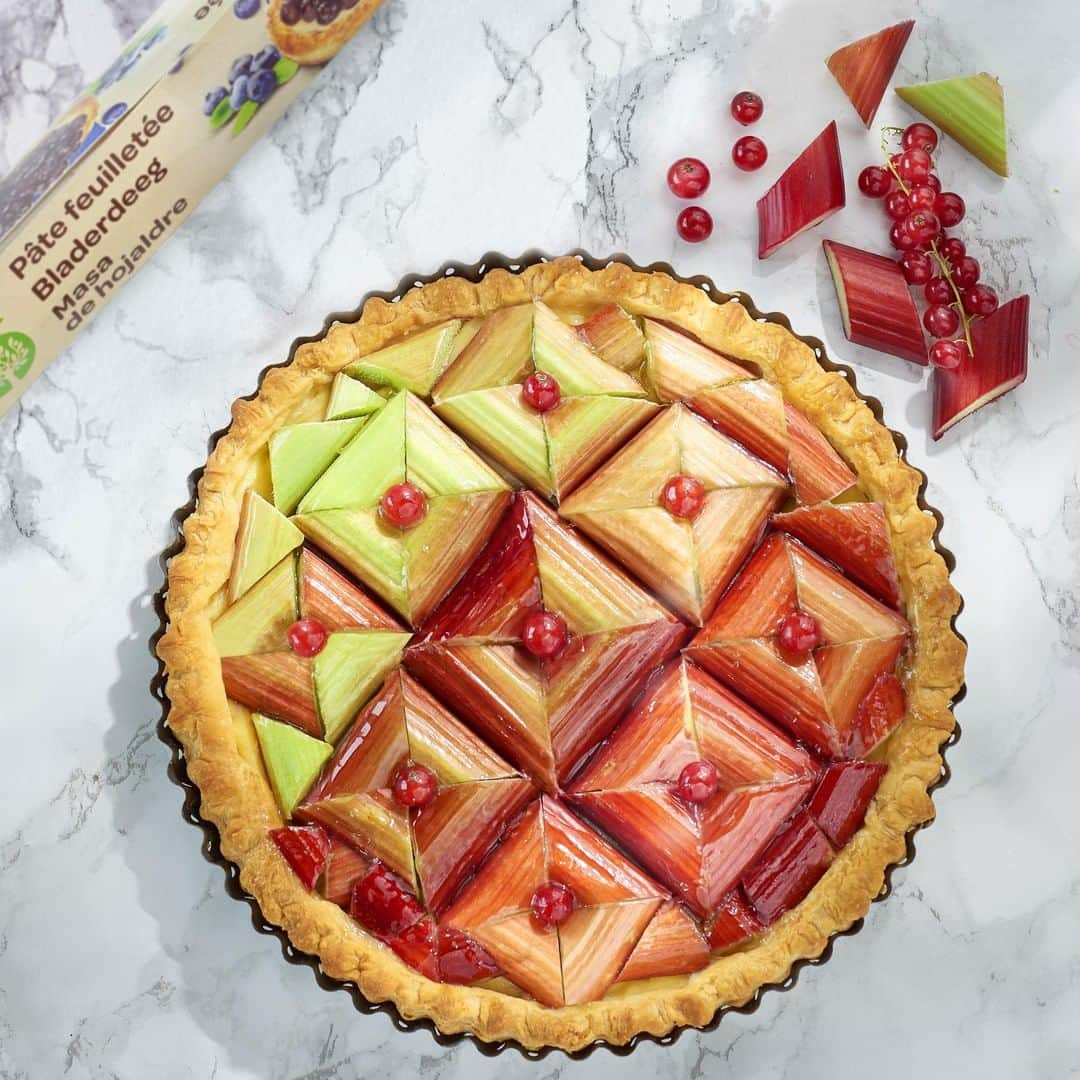 Carrefour Franceさんのインスタグラム写真 - (Carrefour FranceInstagram)「Pour le dessert on innove avec une tarte à la rhubarbe 😍 ! Et vous votre tarte préférée ?  #carrefour #carrefourfrance #recette #rhubarbe #weekend #instafood #food #sweety」6月16日 23時34分 - carrefourfrance