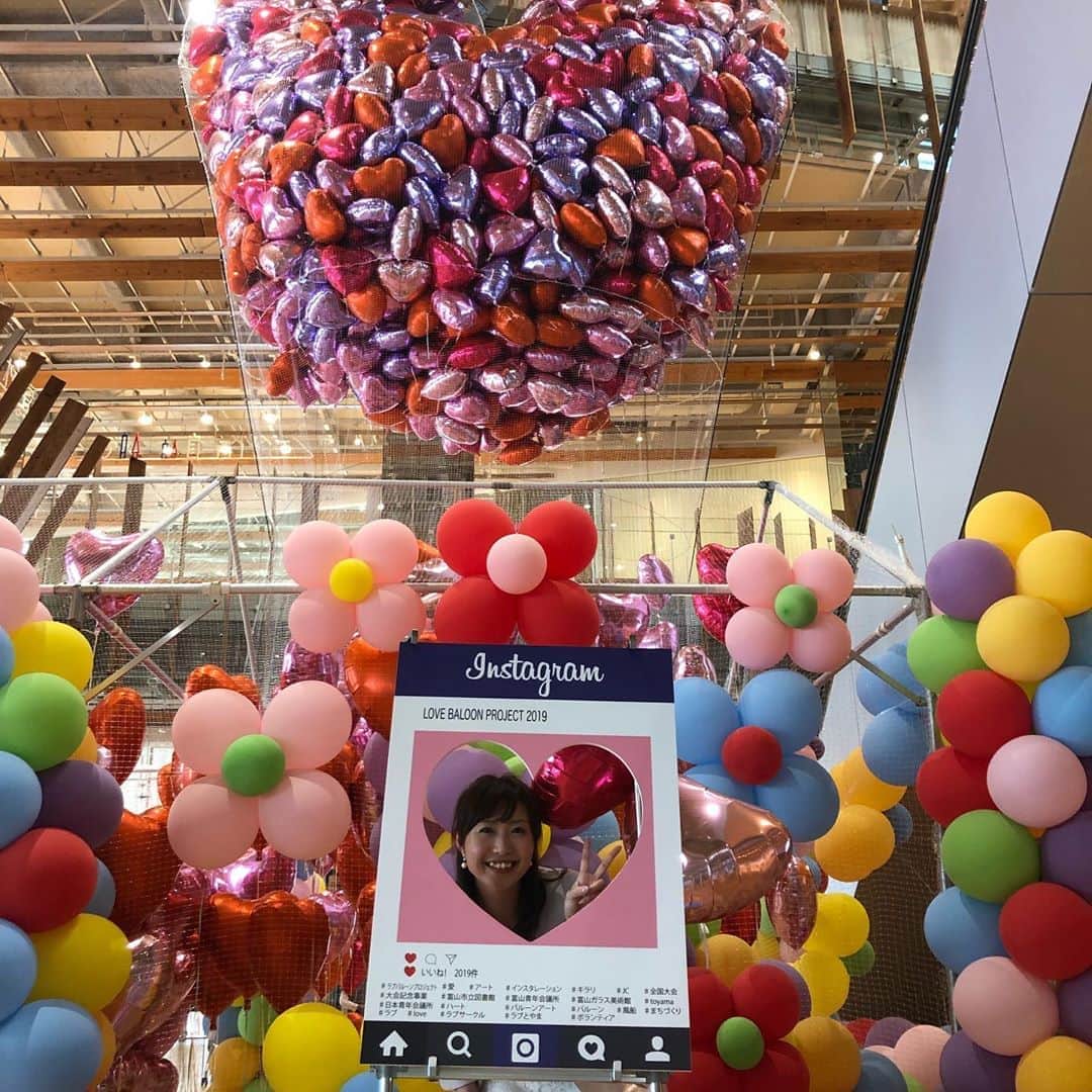 南條早紀のインスタグラム：「ラブとやま2019❤️ . 富山青年会議所さんのイベント。 私たちが住んで、暮らす富山への 愛着を育んで、より積極的に まちづくりへ参加しよう✨という 素敵なコンセプト😊 . 富山のいいところ、好きなところを バルーンにかいて飛ばす #ラブバルーンプロジェクト2019 . #SNS映え な場所では 思わず撮ってしまいますね〜🎈 . その後の講演会では #森市長 、#オリエンタルラジオの #中田敦彦 さんの講演の他、 子どもたちが未来への夢を描いた ガラスピースが埋め込まれた モニュメントのお披露目、 そしてステージで子どもたちが夢を語るスピーチが披露されました☺️✨ . ドキドキそわそわしながらも 力強く夢や目標を語ってくれた子どもたち✨ あぁ〜この子たちが未来の富山を 作ってくれるんだなあ… と思うと、わたしもいち大人として 夢を持ったり、発信することを頑張りたいなと かなり刺激を受けました😳 一生懸命、可愛かったな〜 . 当たり前の生活が満足にできていると 恵まれた環境に気づけなかったりするけど、 改めて見返してみると気づくことがたくさんあります🍀 . いち富山県民としてより良いまちづくりに 何かできることを探したいと思いました🐈🐾 . #イベント #MC #富山 #富山県 #富山市 #富山青年会議所 #富山JC #まちづくり #地域活性化 #ラブとやま #風船 #バルーン #子ども #夢 #発表 #ガラス #モニュメント #富山テレビ #アナウンサー #南條早紀」