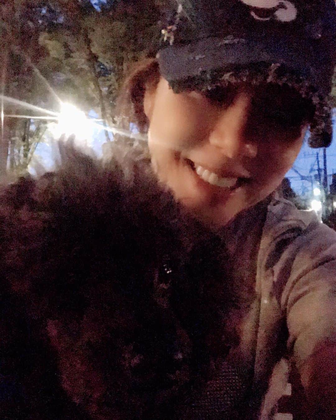 井上貴子のインスタグラム：「2連戦がおわり。  試合の話はさておき。  アタシの大好きなカフェで 大好きな子たちと ほっこり美味しいコーヒーを頂くことが自分へのご褒美となる！  コーヒーが美味しい。 ポテトフライが美味しい。 パンケーキが美味しい。 朝食も美味しい。  ほら🌕  後ろに ひょっこり満月🌕  柊音は反射したのか ゴールドに輝く✨  さて。 長風呂しよーーっと^ ^  試合の話は また追って…  今日帰り送ってってくれた トモティと2ショット撮るの忘れた。  ってゆーか。  アタシのカメラでは 誰ともツーショットしてない。  ありゃりゃ。  Happyで^ ^  #井上貴子  #LLPWX #女子プロレス #紅緒と柊音 #トイプードル #ゴールドワンコ #満月 #お気に入りカフェ」