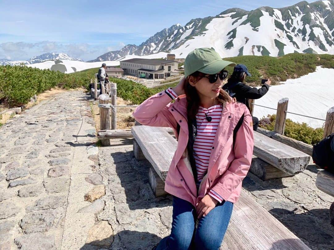 鈴元まいさんのインスタグラム写真 - (鈴元まいInstagram)「山ガール🏔🏔﻿ ﻿ 黒部ロケ衣装は、﻿ ボーダーTシャツとピンクの上着 @aiglejp ﻿ でした！ ﻿﻿ 上にいくほどどんどん涼しくなって﻿﻿ 昼間で気温19度くらい🧐﻿﻿ インナーダウンをはさみました！﻿﻿ ずっと家で眠ってたトレッキングシューズが﻿﻿ 日の目を見たのも嬉しかった、、笑﻿﻿ ﻿ リュックはカメラマンさん私物🤣🤣﻿ ﻿﻿ #王様のブランチ﻿ #aigle  #立山黒部アルペンルート﻿ #富山旅行 #富山観光 #黒部アルペンルート #黒部ダム #山ガール #山ガールファッション #登山女子」6月16日 23時50分 - mai_suzumoto