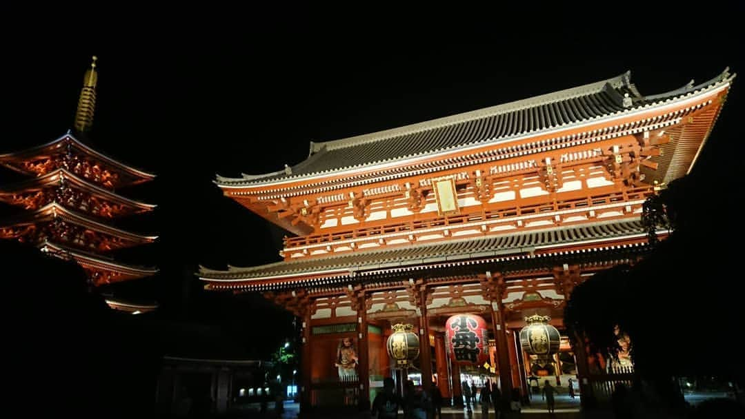 桜花さんのインスタグラム写真 - (桜花Instagram)「夜の浅草寺🌷  キラキラきれいでした🍀  本日も謎解き脱出ゲームでした、 ありがとうございました〜🍀 みなさん素敵な夢を。。🍀 #浅草寺  #浅草  #花やしき #夜  #夜の絶望遊園地からの脱出 #謎解き脱出ゲーム #謎解き  #asakusa」6月16日 23時59分 - mountainohka