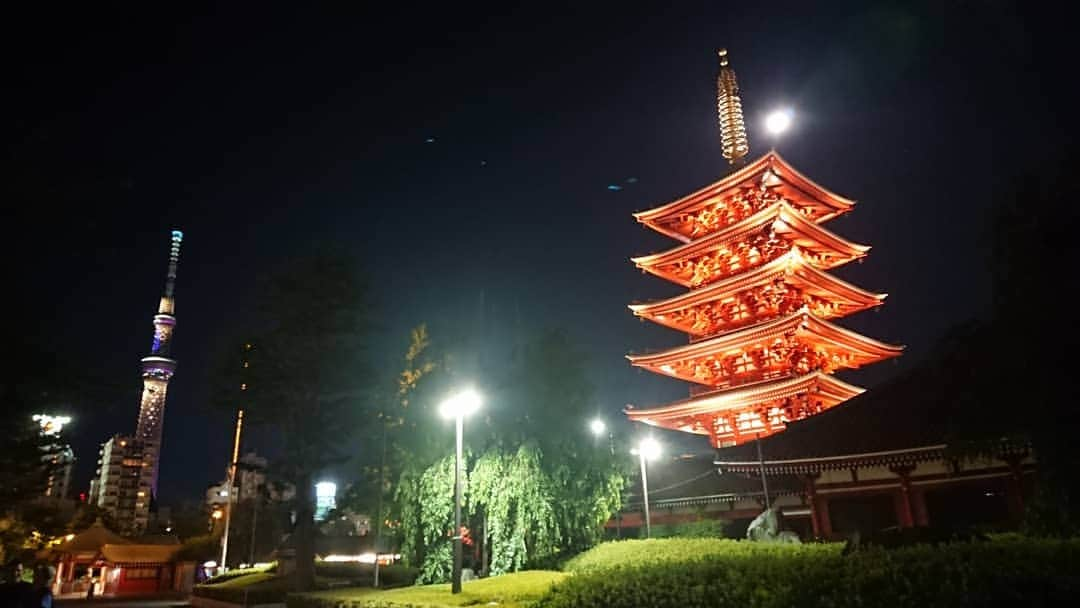 桜花さんのインスタグラム写真 - (桜花Instagram)「夜の浅草寺🌷  キラキラきれいでした🍀  本日も謎解き脱出ゲームでした、 ありがとうございました〜🍀 みなさん素敵な夢を。。🍀 #浅草寺  #浅草  #花やしき #夜  #夜の絶望遊園地からの脱出 #謎解き脱出ゲーム #謎解き  #asakusa」6月16日 23時59分 - mountainohka