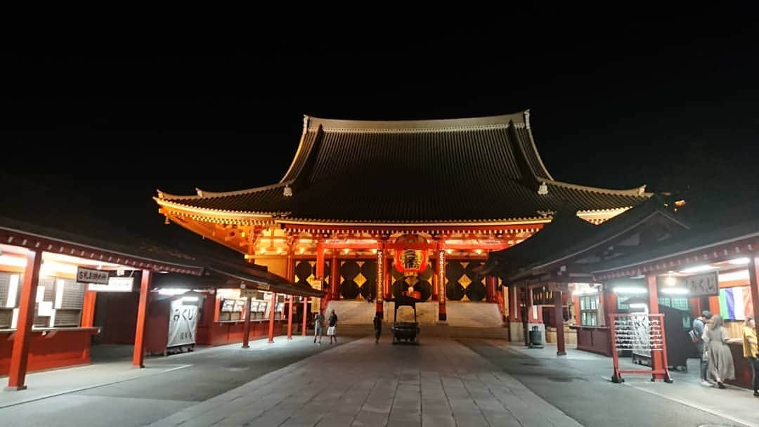 桜花さんのインスタグラム写真 - (桜花Instagram)「夜の浅草寺🌷  キラキラきれいでした🍀  本日も謎解き脱出ゲームでした、 ありがとうございました〜🍀 みなさん素敵な夢を。。🍀 #浅草寺  #浅草  #花やしき #夜  #夜の絶望遊園地からの脱出 #謎解き脱出ゲーム #謎解き  #asakusa」6月16日 23時59分 - mountainohka