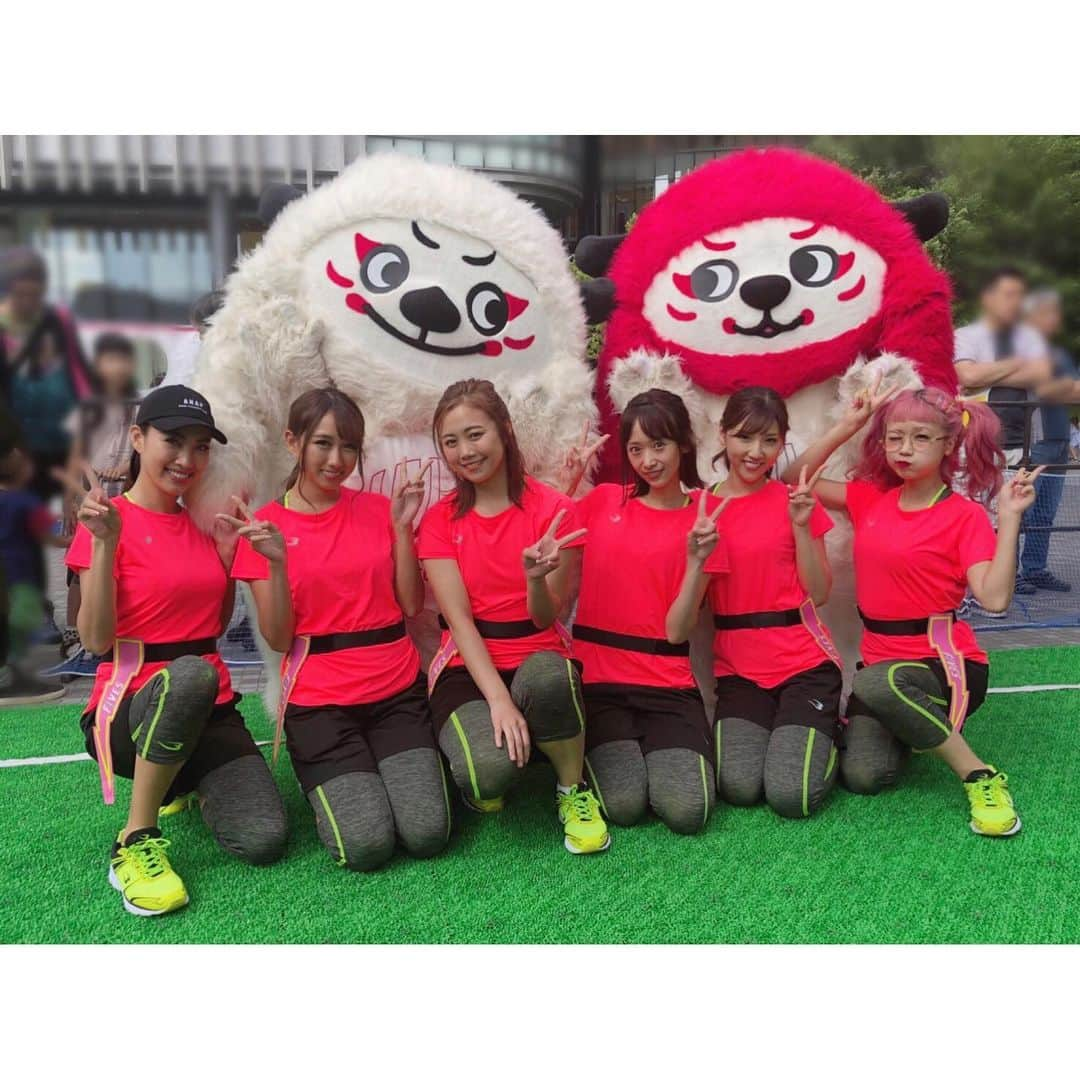 森脇亜紗紀さんのインスタグラム写真 - (森脇亜紗紀Instagram)「❤︎ うめきたラグビーフェスタ🏉 #FIVESタグラグビー 大阪イベントに チームプラチナムで参加させて頂きました！✨ ・ #ラグビーワールドカップ2019 日本大会公式マスコット【ランジー】と😙📷❤️ ・ 初めてプロのラグビー選手の方々の 迫力ある試合を間近で見させて 頂けたり、女子のリーグでは プロチームや中学生選抜チームの 選手の皆さんと試合させて頂きました😊✨ ・ プロのスピード感とチームワークに 圧倒されっぱなしでしたが.. 😳 とってもいい経験をさせて頂けて 凄く楽しかったです！❤️ ・ イベントへお越し下さった皆さん ありがとうございました！！☺️⭐️ #FIVES#タグラグビー#bodymaker #うめきたラグビーフェスタ#大阪 #ラグビーワールドカップ#ランジー #チームプラチナム」6月16日 23時52分 - asaki516