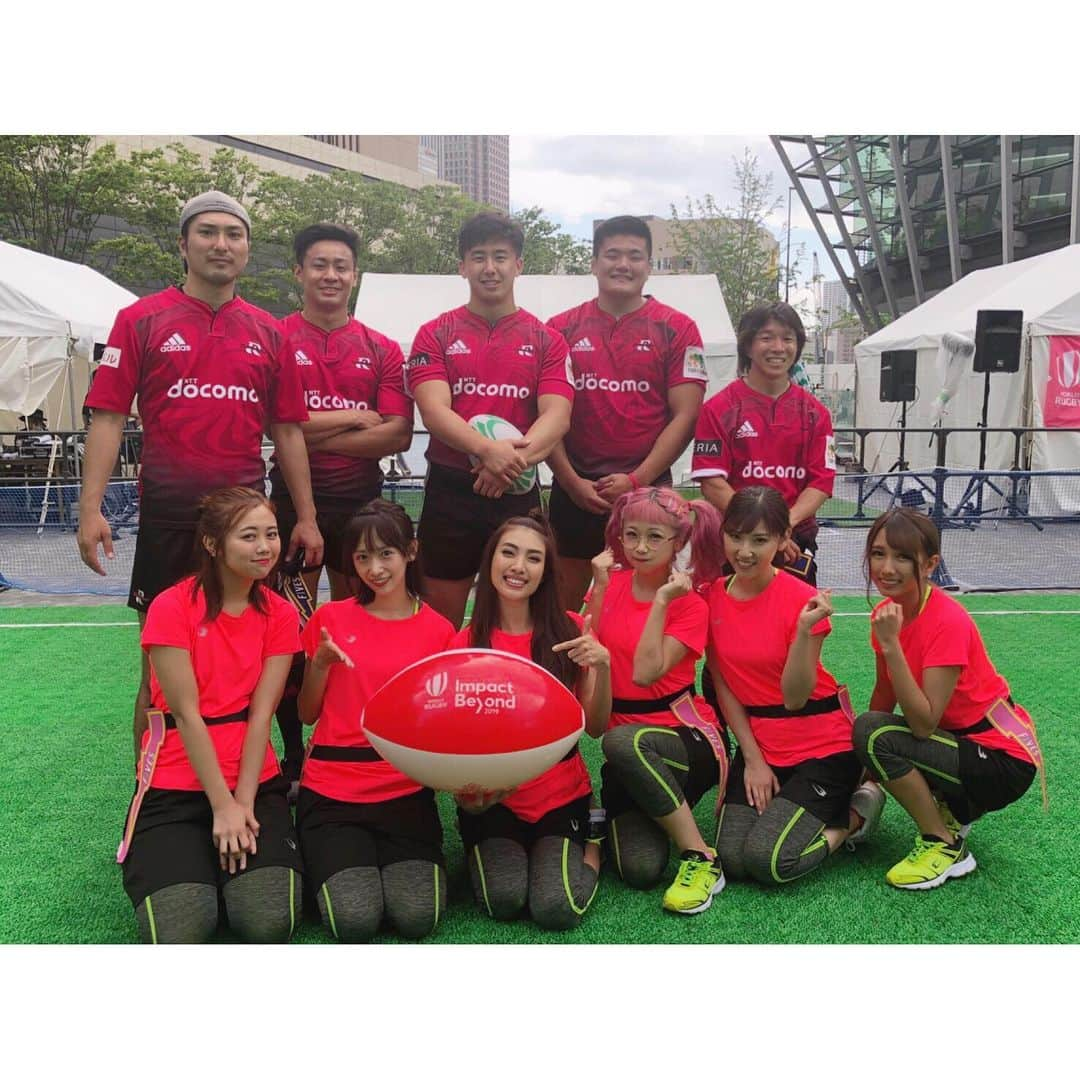 森脇亜紗紀さんのインスタグラム写真 - (森脇亜紗紀Instagram)「❤︎ うめきたラグビーフェスタ🏉 #FIVESタグラグビー 大阪イベントに チームプラチナムで参加させて頂きました！✨ ・ #ラグビーワールドカップ2019 日本大会公式マスコット【ランジー】と😙📷❤️ ・ 初めてプロのラグビー選手の方々の 迫力ある試合を間近で見させて 頂けたり、女子のリーグでは プロチームや中学生選抜チームの 選手の皆さんと試合させて頂きました😊✨ ・ プロのスピード感とチームワークに 圧倒されっぱなしでしたが.. 😳 とってもいい経験をさせて頂けて 凄く楽しかったです！❤️ ・ イベントへお越し下さった皆さん ありがとうございました！！☺️⭐️ #FIVES#タグラグビー#bodymaker #うめきたラグビーフェスタ#大阪 #ラグビーワールドカップ#ランジー #チームプラチナム」6月16日 23時52分 - asaki516