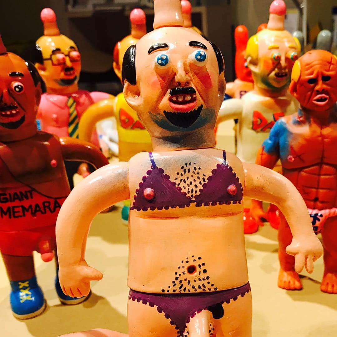 デハラユキノリのインスタグラム：「個展「下品」用カスタムソフビ完成しました。6/18(火)の夕方追加される予定です。モグラグキャラリー [GEHIN]Custom soft vinyl making finished It will be added to the solo exhibition gallery on the evening of June 18 at moguraggallery #moguraggallery #dehara #deharayukinori  #satoshiyamamoto  #hitomijuicy  #morlin」