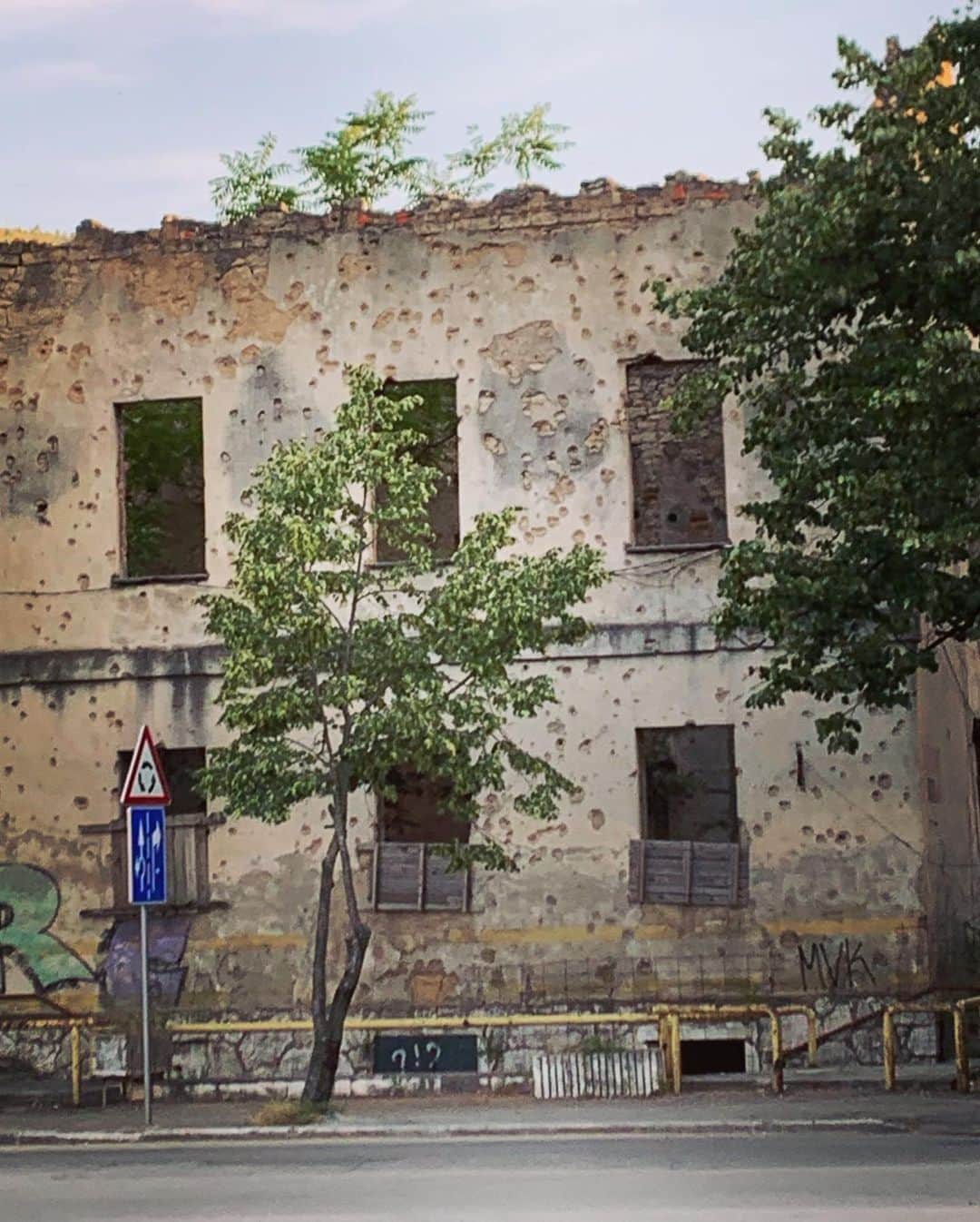 selfieneさんのインスタグラム写真 - (selfieneInstagram)「.﻿ #5ヶ国目﻿ #ボスニアヘルツェゴビナ に来てます﻿ #内戦の記憶しかなく﻿ 街中に弾痕が生々しい建物も点在しています。﻿ ﻿ でも#葡萄畑 や美しい自然もいっぱい﻿ #安全に過ごしてます w﻿ ﻿ #クラビカの滝 でマイナスイオン吸収した〜♪ ﻿ ﻿ ﻿ ﻿ #海外旅行 ﻿ #旅行好きな人と繋がりたい ﻿ #海外投資 ﻿ #投資女子﻿ ﻿ ﻿ ﻿ ⭐️日本を飛び出し自由に豊かになりたい⭐️﻿ ﻿ そんな貴方はプロフLINEから情報を受け取ってね﻿ ↓↓↓﻿ @marigram_uu_」6月16日 23時58分 - marigram_uu_