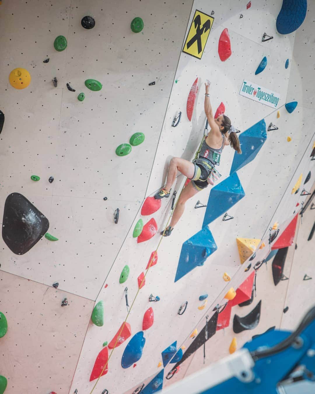 マグダレナ・ロックのインスタグラム：「Glad to be back in competitions. 😍 After my recovery from my injuries it was really hard work with some ups and downs to get back in shape again. Yesterday I placed 3rd in the Austrian Championship and it felt amazing to climb in such a supportive atmosphere in Innsbruck. I ❤ it! 🦄💫😊 Curious how my journey will continue.  @heeressportzentrum @tirolwest @scarpa_at 📸: @moritzliebhaber」