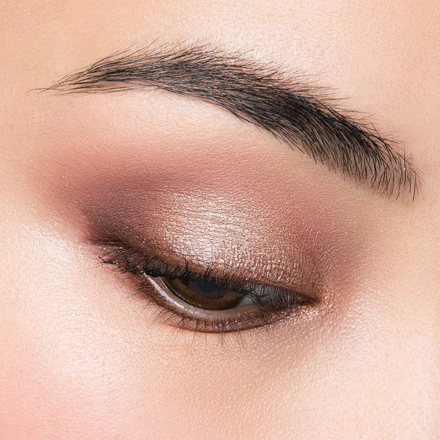 Maybelline New Yorkさんのインスタグラム写真 - (Maybelline New YorkInstagram)「A perfect shimmery summer shadow! 😍 Try it out with the #citymini eyeshadow palette in ‘chill brunch neutrals’ and share your looks with us using #mnyitlook + mention @maybelline for a chance to be featured on our feed!」6月16日 23時58分 - maybelline