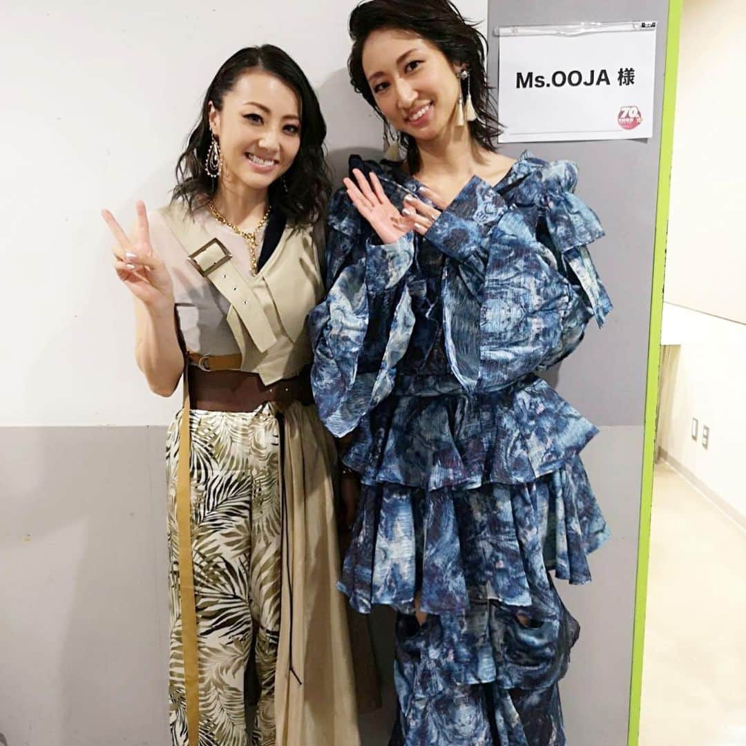 Ms.OOJAさんのインスタグラム写真 - (Ms.OOJAInstagram)「出演者の皆様と撮っていただいた写真たち🤳 . 本当に素敵なイベントでした。 音楽を聴くかたちはどんどん多様化しているけれど、 CDショップって、いろんなアーティストとの出会いをくれるワクワクする場所。 かつての私もそうだし、私と出会ってくれた人たちも。 . そんな場所を長年作り続けてくれて、そしてまたこんな素敵な出会いの場所を提供してくれた新星堂さんに感謝です✨✨ . これからもよろしくお願いします。 . 今日のセトリ 1.PROUD 2.footprint 3.星と半分の月（新曲8月7日リリースアルバム「SHINE」収録） 4.lovin'you 5.海を見てる（新曲同上） 6.Be... . #m_flo #mflo #hankun #ballistikboyz #dreamshizuka #mabu さんとは撮れなかった😭 #新星堂 #70thanniversary #zeppdiverctiytokyo」6月17日 0時08分 - msoojafaith