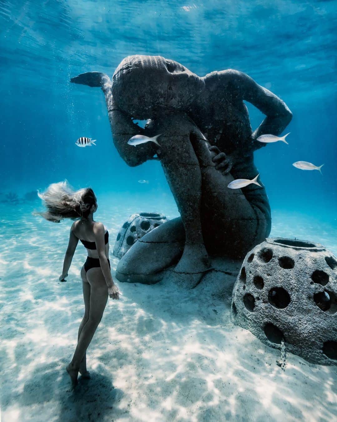 サシャ・カリスのインスタグラム：「In Greek mythology Atlas was a titan who held up celestial heavens for all eternity, doomed to carry the weight of world... A symbol of endurance, strength, and wisdom. ✨ 📸 @elenakalis . . . #nassau #nassaudiving #oceanatlas #underwaterphotography #underwater #photography #travel #travelphotography #bahamas #sheisnotlost #speechlessplaces #girlsborntotravel #passionpassport #tlpicks #dametraveler #shetravels #meettheworld #darlingescapes」