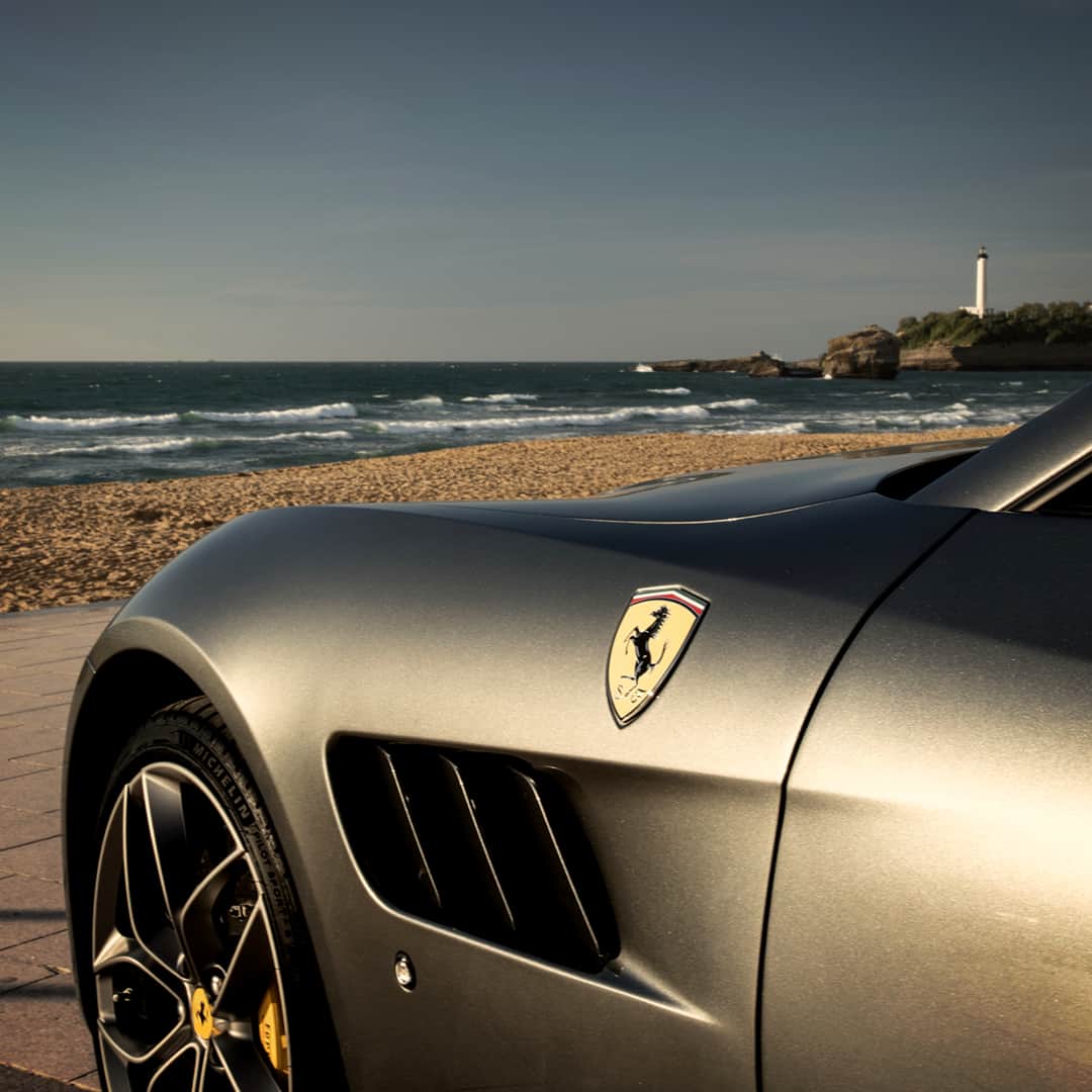 フェラーリさんのインスタグラム写真 - (フェラーリInstagram)「Bask in the elegant beauty of the #FerrariGTC4LussoT and prepare for an incredible journey. #Ferrari #Details #Exclusive」6月17日 0時00分 - ferrari