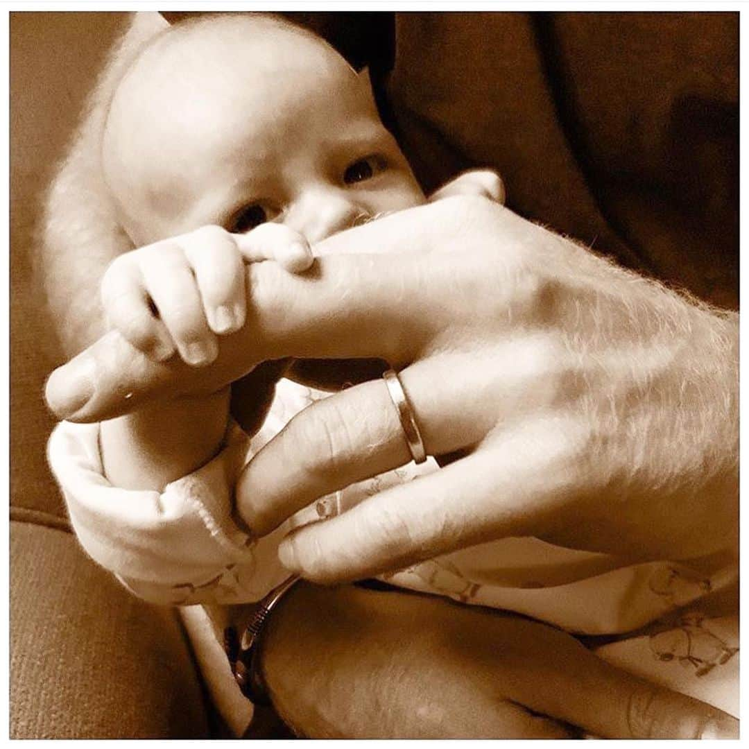 Rodner Figueroaさんのインスタグラム写真 - (Rodner FigueroaInstagram)「El príncipe Harry comparte foto con Baby Archie en su primer día del Padre!!! 👶🏻 Prince Harry shares photo of Baby Archie on his first Father’s day!!! #princeharry #babyarchie #babysussex #archie #fathersday #dukesofsussex」6月17日 0時00分 - rodnerfigueroa