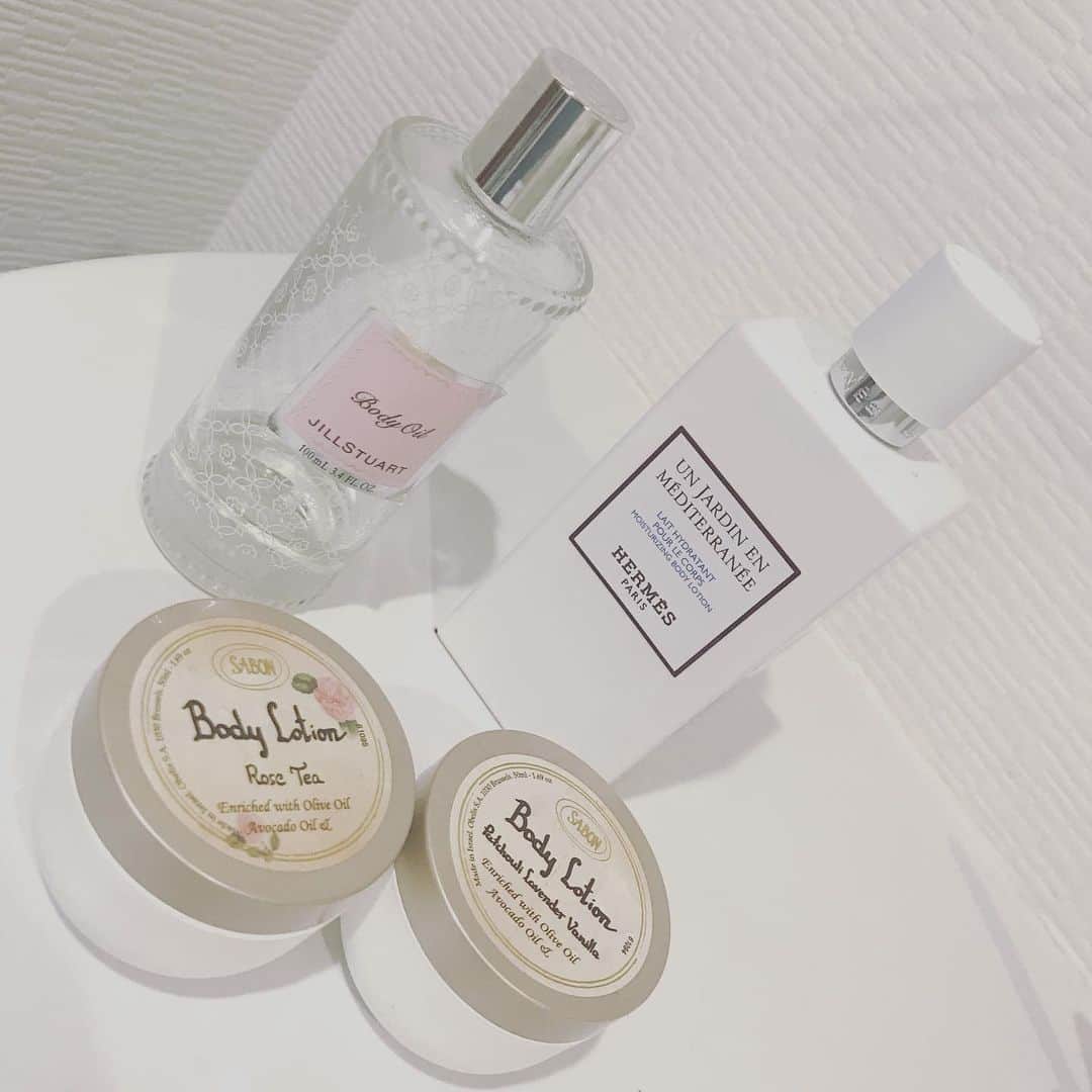 荒井つかささんのインスタグラム写真 - (荒井つかさInstagram)「今日もお疲れ様でした、 またあしたから1週間頑張ろうね、 私も頑張る。☞☞☞ . . . #ボディークリーム 選ぶ時間至福 #jillstuart #hermes #sabon」6月17日 0時07分 - 22tuttu_