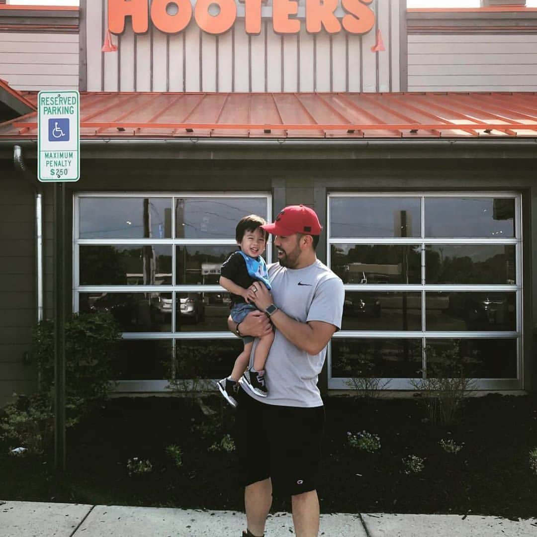 Hootersさんのインスタグラム写真 - (HootersInstagram)「Happy Father’s Day to all of our Hooters Dads. Just for you on your day — buy any 10 wings, get 10 boneless free!」6月17日 0時12分 - hooters