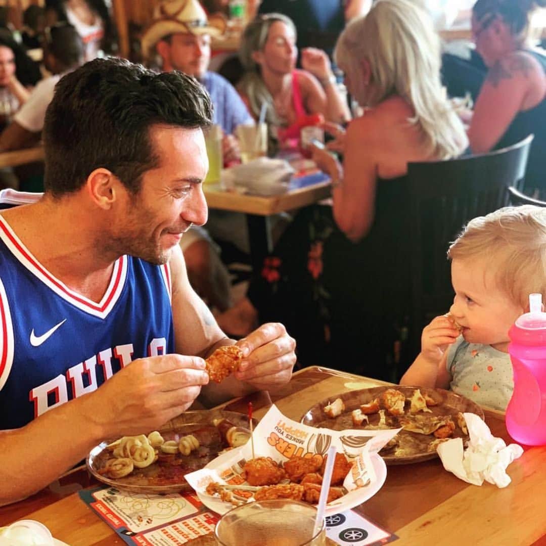 Hootersさんのインスタグラム写真 - (HootersInstagram)「Happy Father’s Day to all of our Hooters Dads. Just for you on your day — buy any 10 wings, get 10 boneless free!」6月17日 0時12分 - hooters