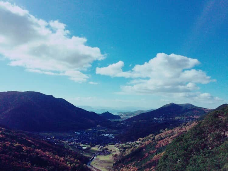 大寺かおりさんのインスタグラム写真 - (大寺かおりInstagram)「雑誌で小豆島の記事を 読んでいたら無性に行きたくなってきた〜✨ ロケで何度も行った場所☺️ . 瀬戸内国際芸術祭の開催地でもあるし 映画のロケ地巡りやお猿の国、美味しいそうめんやオリーブオイル、醤油蔵、エンジェルロードに美しい海。 . 魅力いっぱいの島🏝 . #小豆島 #香川 #瀬戸内国際芸術祭 #二十四の瞳映画村 #竹馬 #銚子渓お猿の国 #お猿さん可愛かったなぁ😂 #西尾さんもステキな方だったなぁ #エンジェルロード #瀬戸内の島 #行きたい」6月17日 0時12分 - kaori_ootera